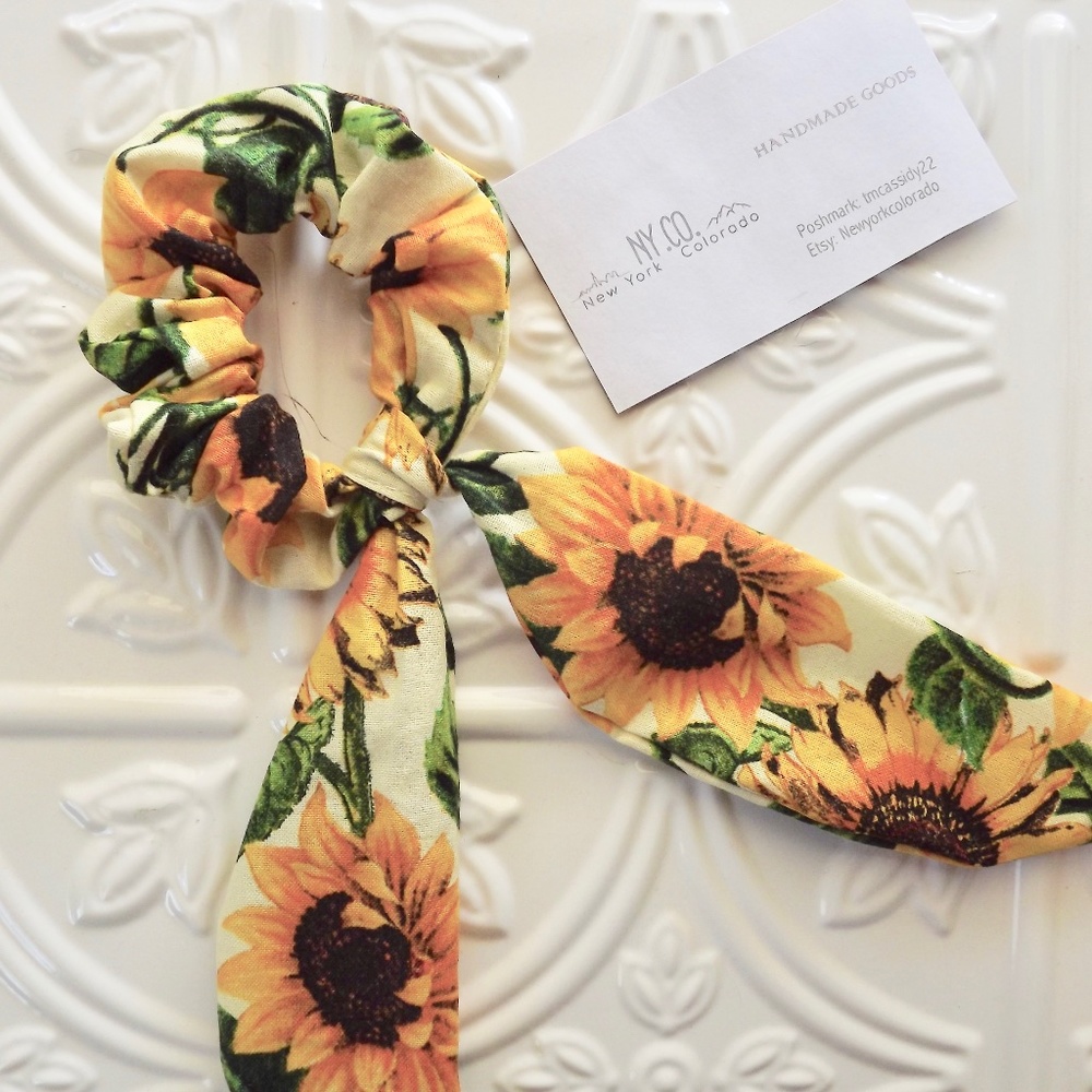 Bow Scrunchie - Picture 2 of 3